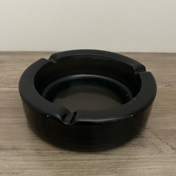 Black Smokey Dark Black Round Glass Cigar Table Top Decor Ashtray - Picture 1 of 8